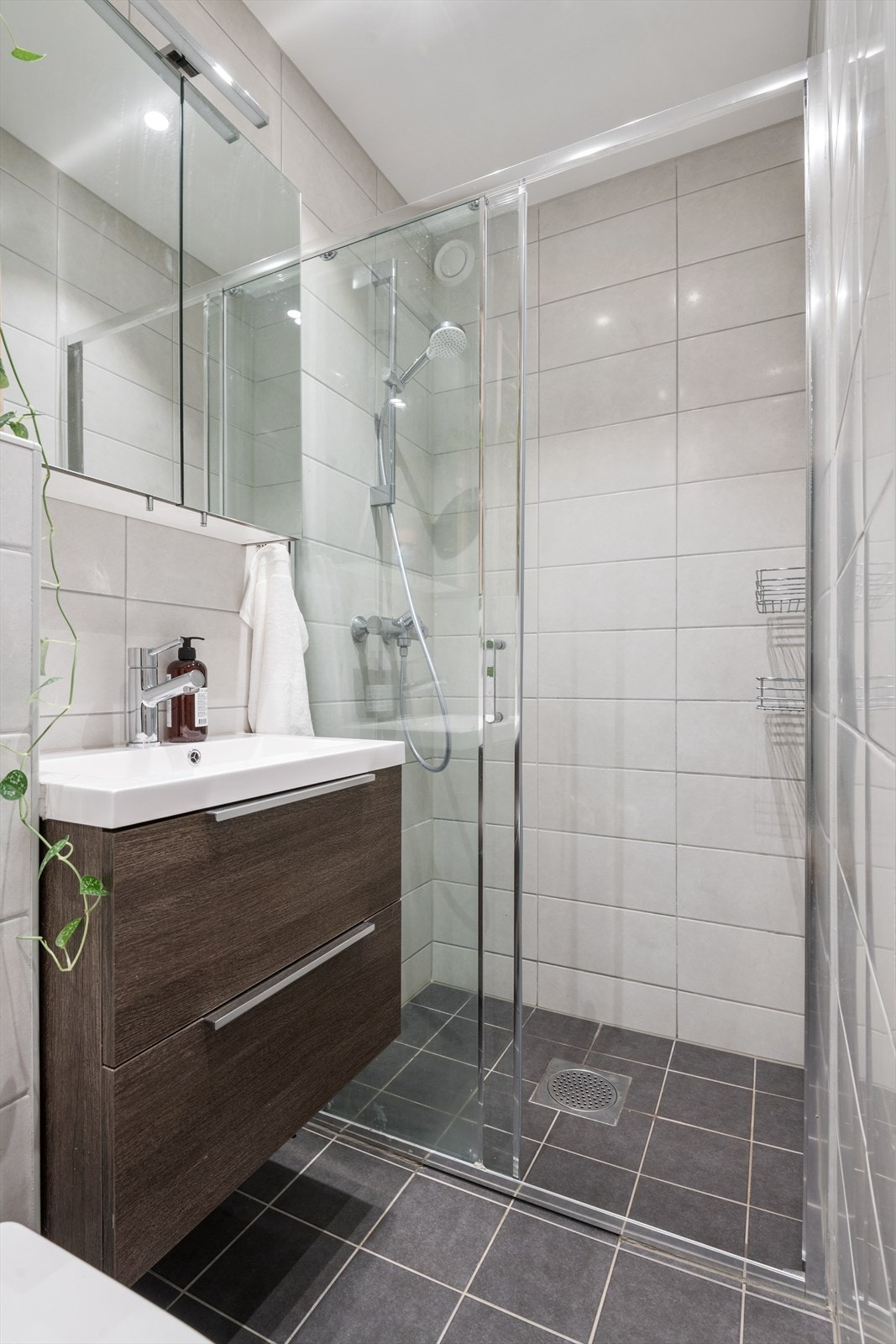 Badet er stilrent med varme i gulvet og downlights i himlingen. Galleribilde