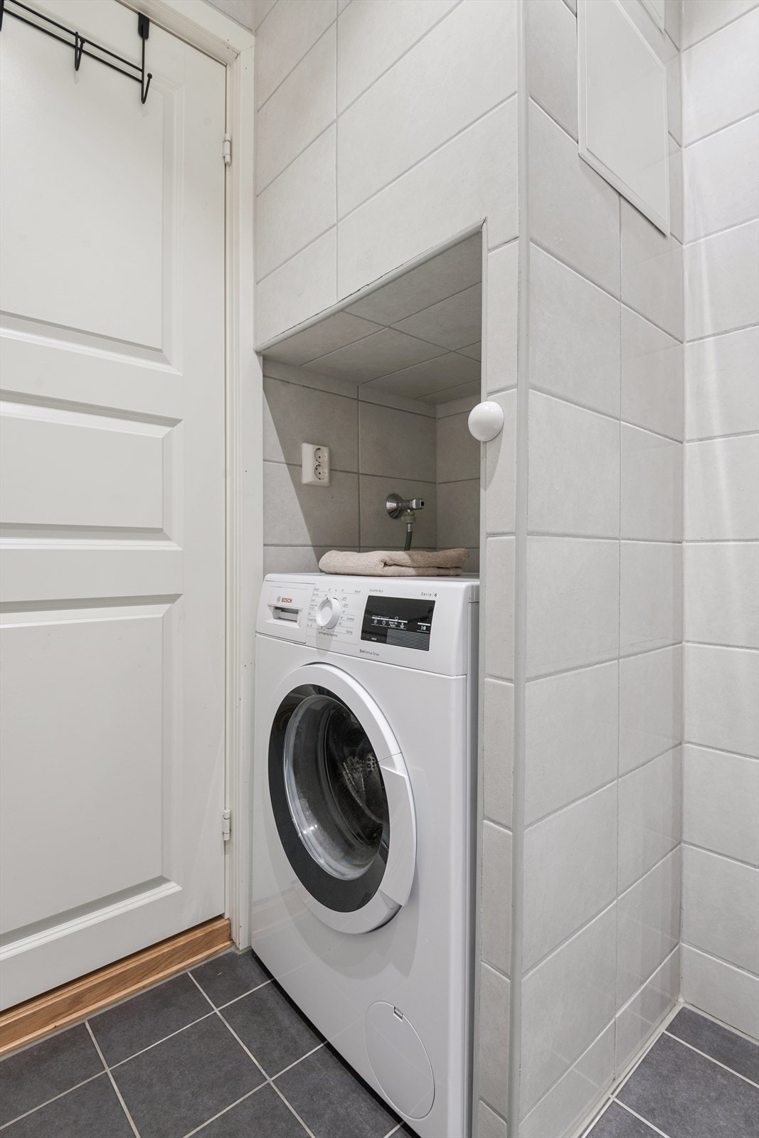 I en nisje på badet er det montert opplegg for vaskemaskin. Galleribilde