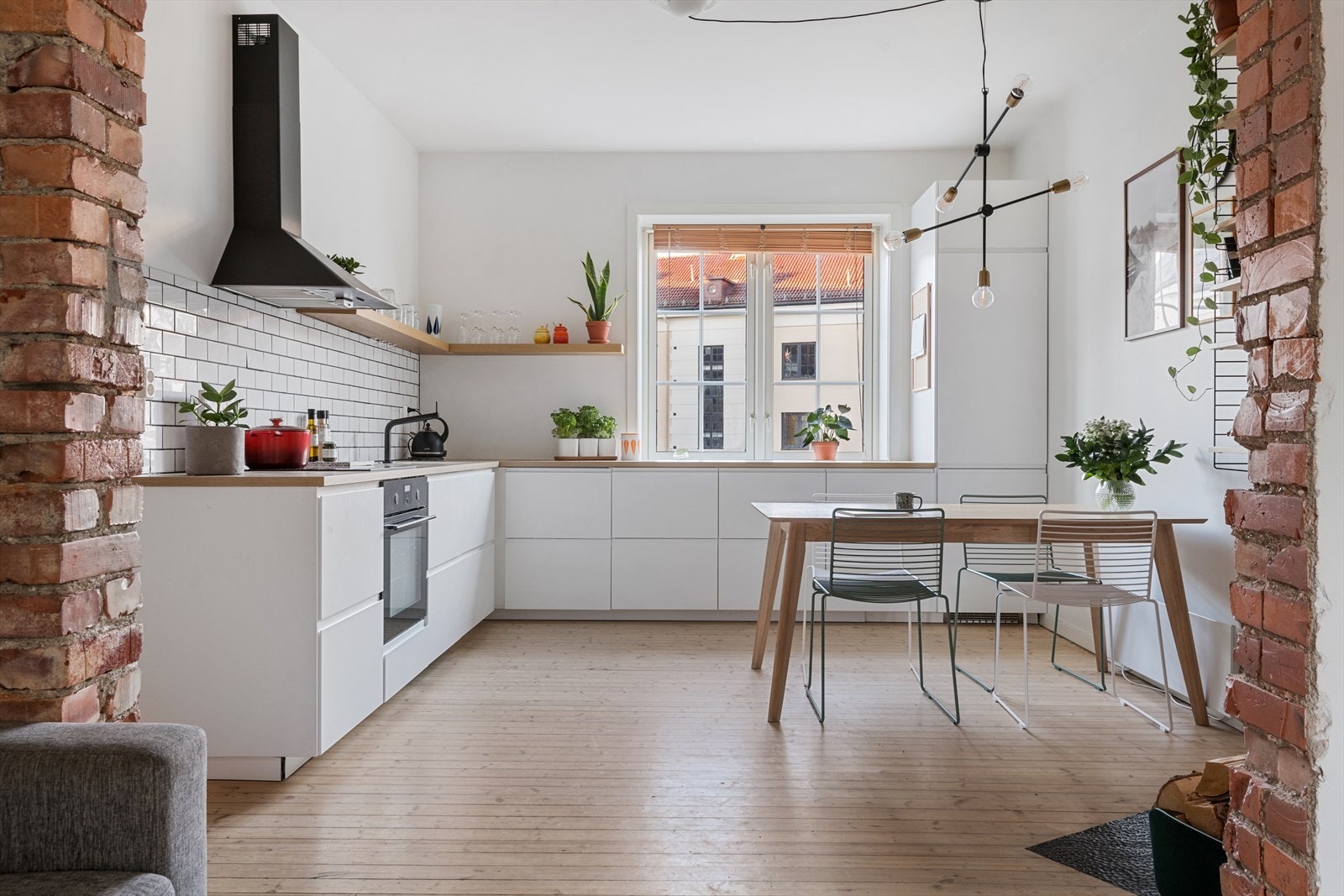Et lekkert, moderne kjøkken ligger i åpen løsning med stuen, og sammen skaper de et sosialt allrom. Galleribilde