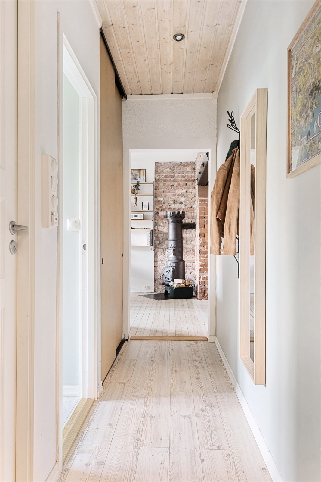Den innbydende entreen har downlights i himlingen og en stor, plassbygget skyvedørsgarderobe. Galleribilde
