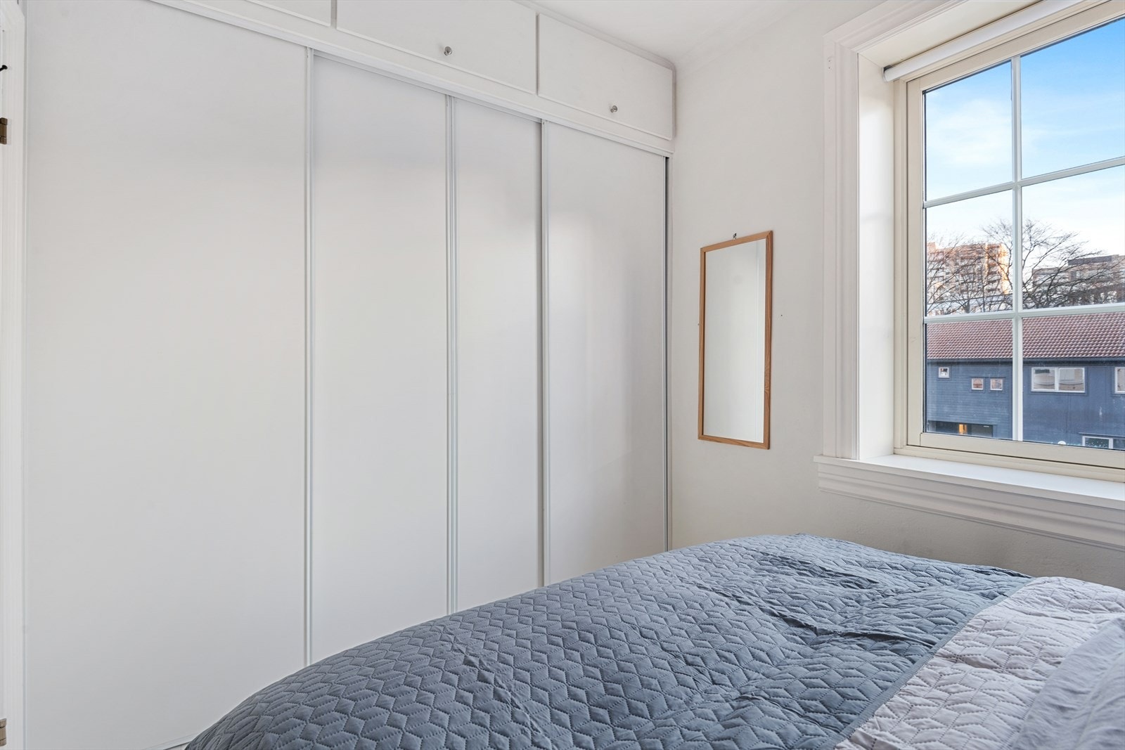 På hovedsoverommet er det en takhøy, plassbygget skyvedørsgarderobe. Galleribilde