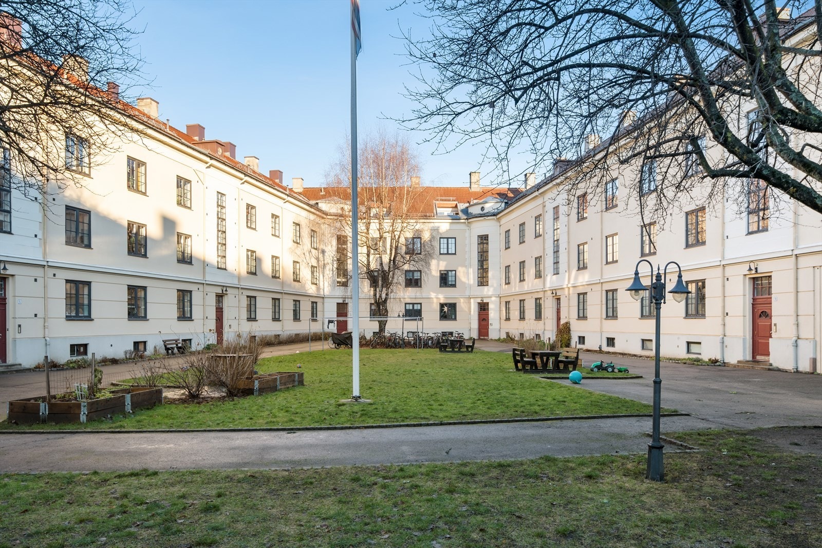 I bakgården er det felles grill, og uterommet passer utmerket til sosiale sammenkomster. Galleribilde