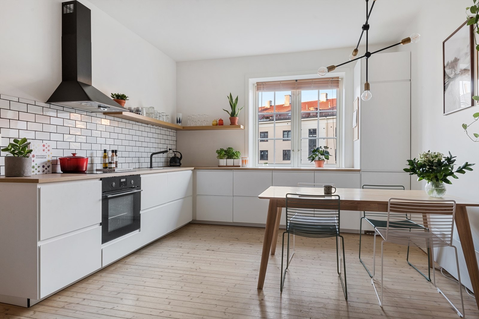 Stuen/kjøkkenet innbyr til hyggelige middager med familie og venner. Galleribilde