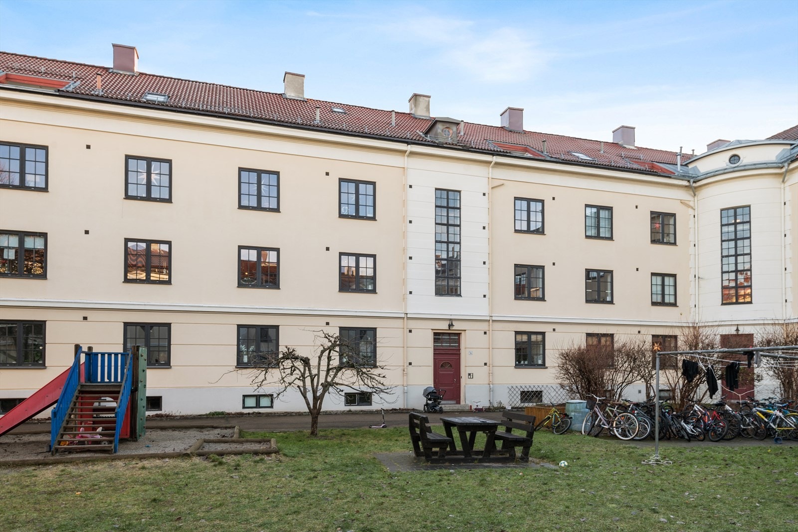 Borettslaget har en idyllisk bakgård med felles grill og lekeapparater perfekt for sosiale sammenkomster. Galleribilde
