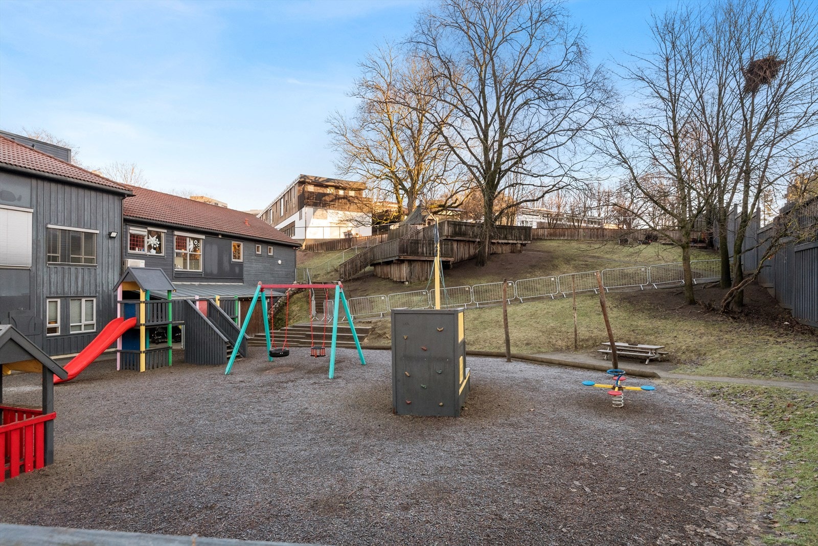 Beliggenheten er både rolig og sentral, like ved skole, barnehage og T-banestasjon. Galleribilde