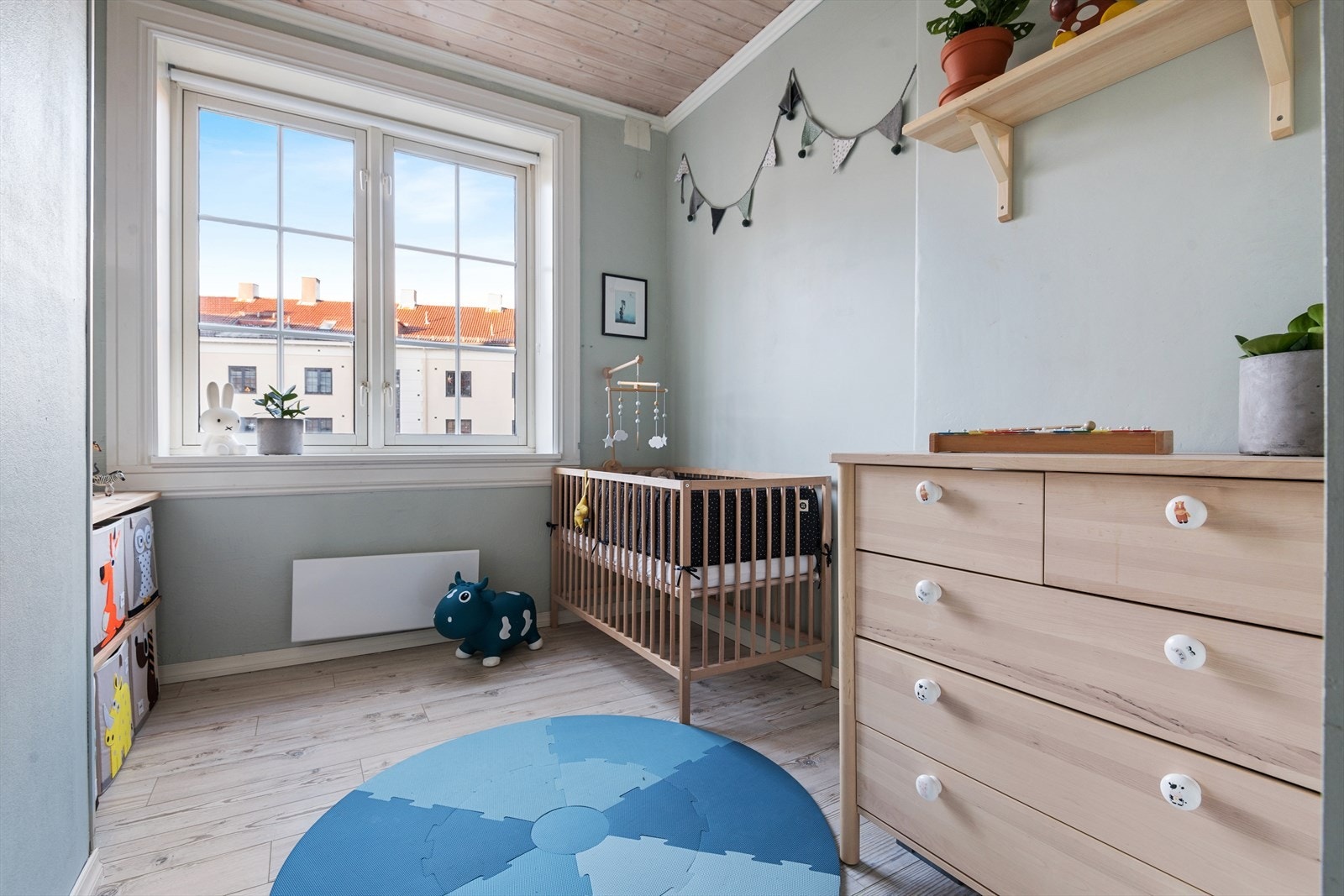 Soverommene er malt i tidsriktige fargetoner. Galleribilde