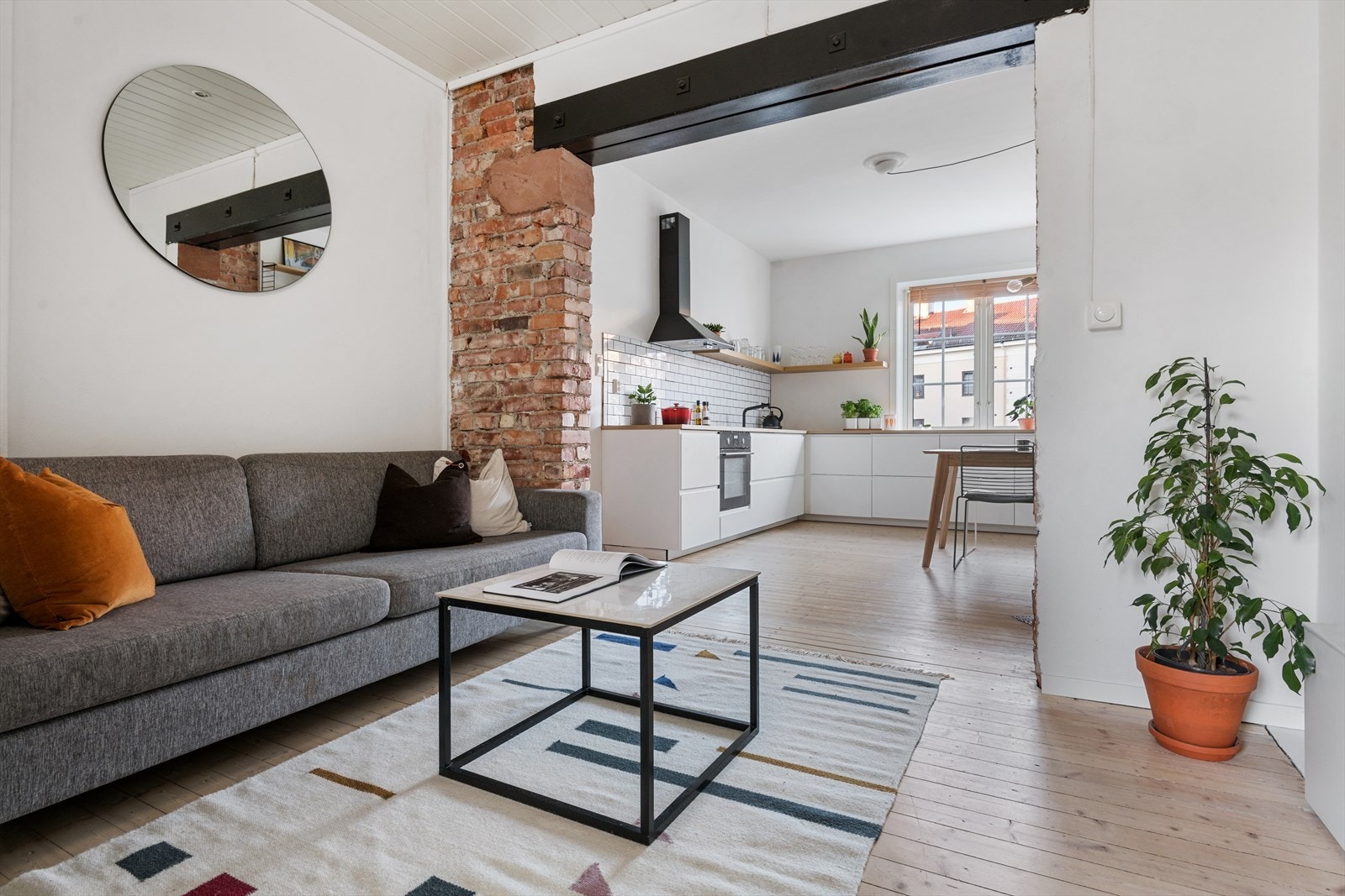 Stuen er perfekt for både rolige og sosiale kvelder. Galleribilde