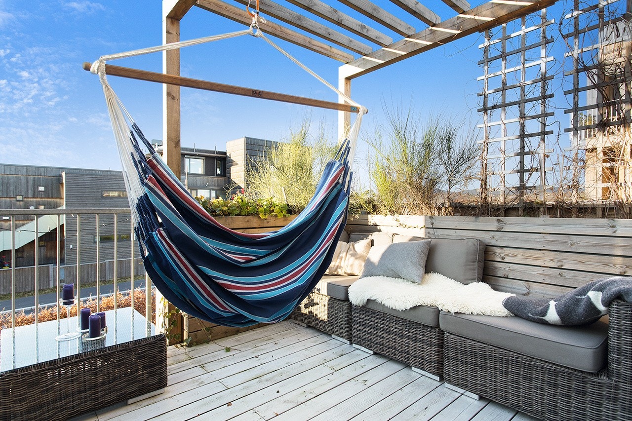 På balkongen utenfor stuen i 2. etasje er det virkelig mulig å nyte late sommerdager! Galleribilde