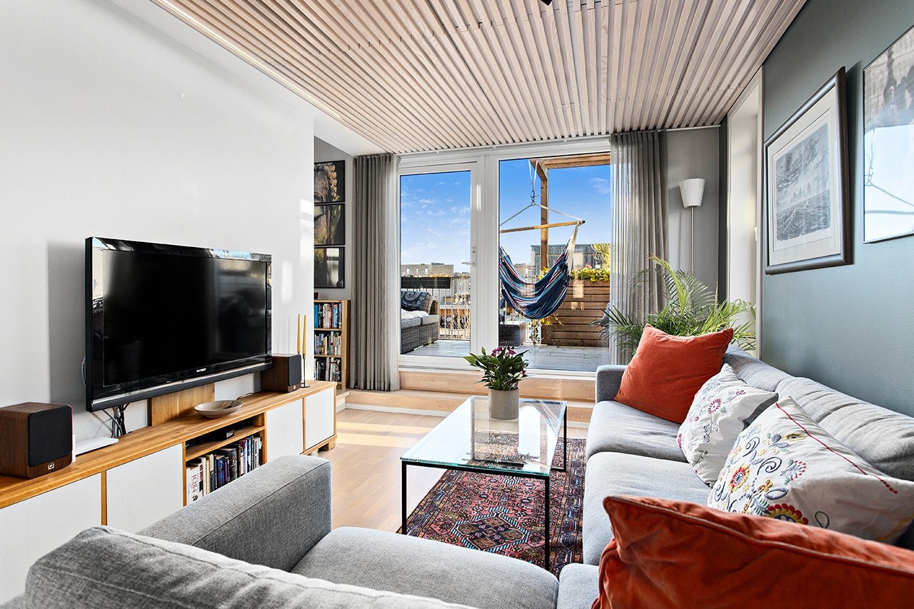 Store vindusflater som slipper inn rikelig med naturlig lys. Stuen byr på mye rom, god plass til en stor sofagruppe, sofabord, hyller, etc. Fra stuen har du direkte adkomst til vestvendt terrasse. Galleribilde