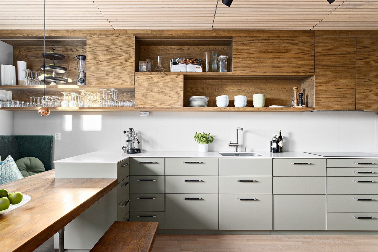 Kjøkkenet fremstår meget tiltalende med benkeplater av corian, slette fronter og flislagt backsplash. Kjøkkenet har integrerte hvitevarer og oppvaskmaskin. Underlimt vask med godt vanntrykk og god vannstand. Waterguard og komfyrvakt er montert. Galleribilde