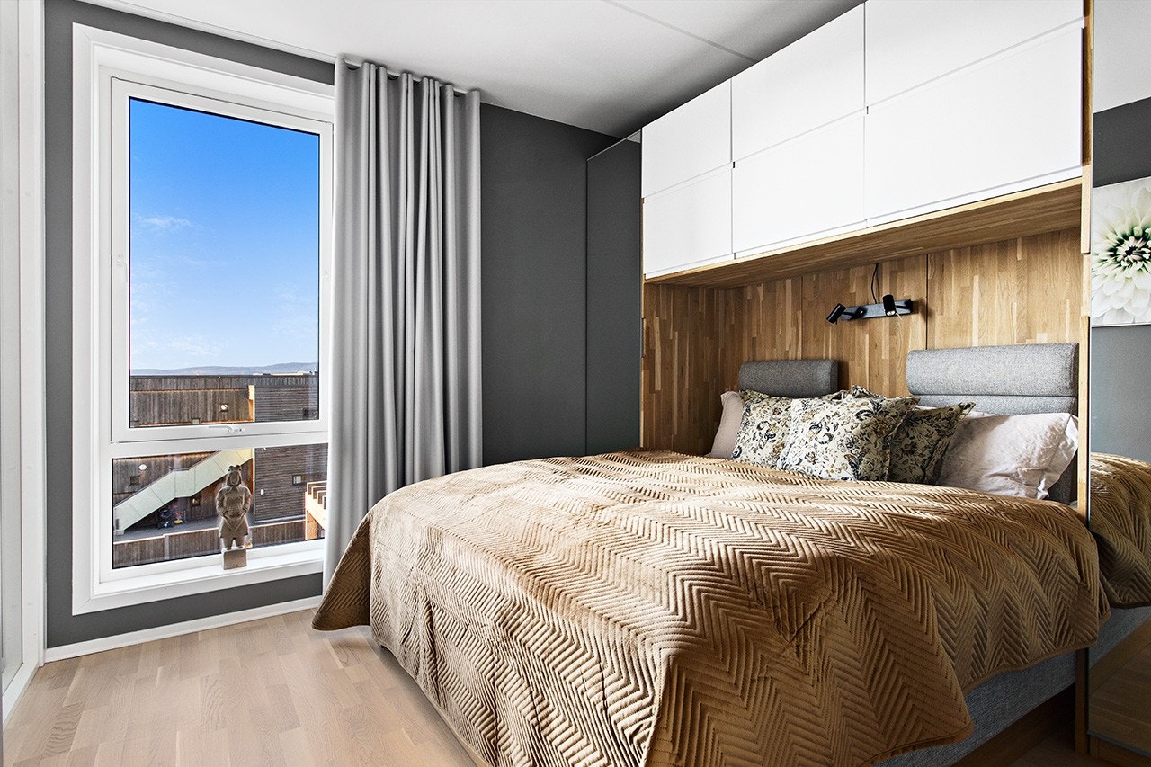 Det er 2 store, praktiske og fine soverom i boligens 3.etasje. Begge rommene er av god størrelse, med garderobeløsninger og med plass til dobbeltseng, nattbord, kommode e.l. Galleribilde