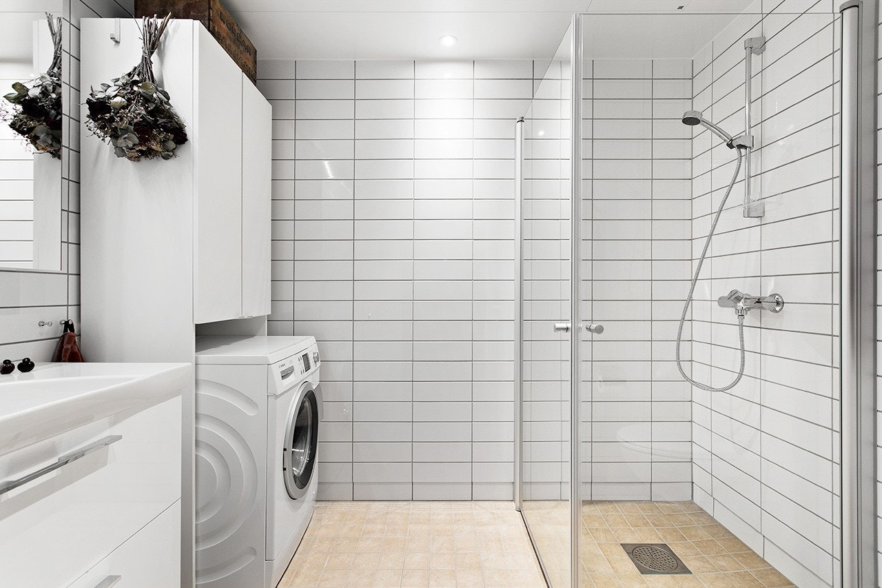 Pent flislagt bad i 1. etasje. Her er det opplegg for vaskemaskin, som er innbygget med skap over. Galleribilde