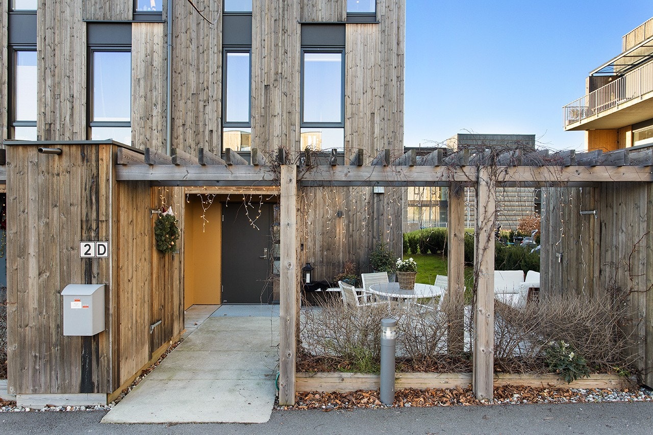 Ved inngangspartiet er det en hyggelig og godt skjermet uteplass på ca. 23 kvm, hvor man kan nyte morgenkaffen. Her er det også 2 uteboder! Galleribilde