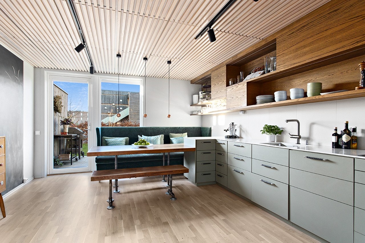 Kjøkkenet har godt med skap og benkeplass. Spisebordet har sentralt plassering og blir et naturlig samlingspunkt. Galleribilde