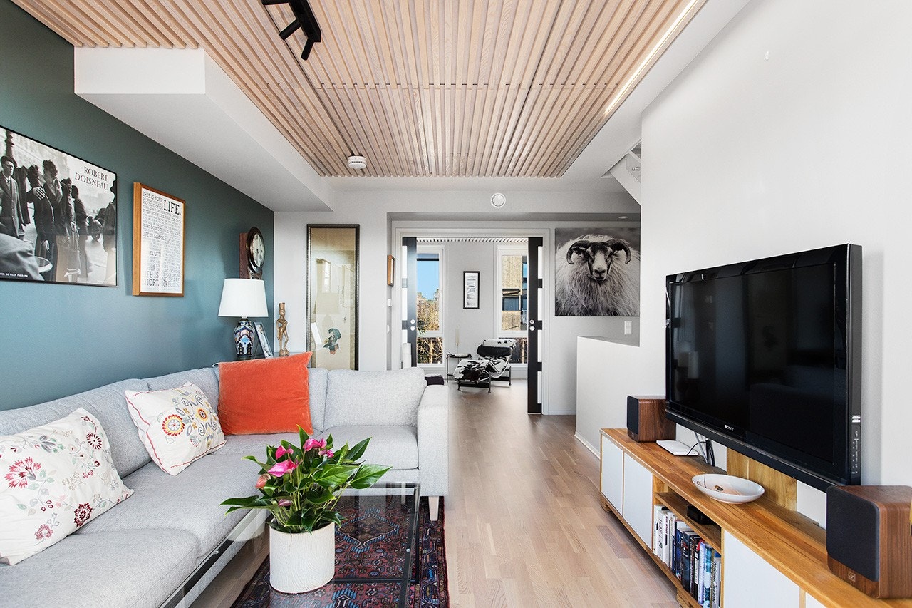 Luftig og lys stue, med fine og praktiske løsninger. Galleribilde