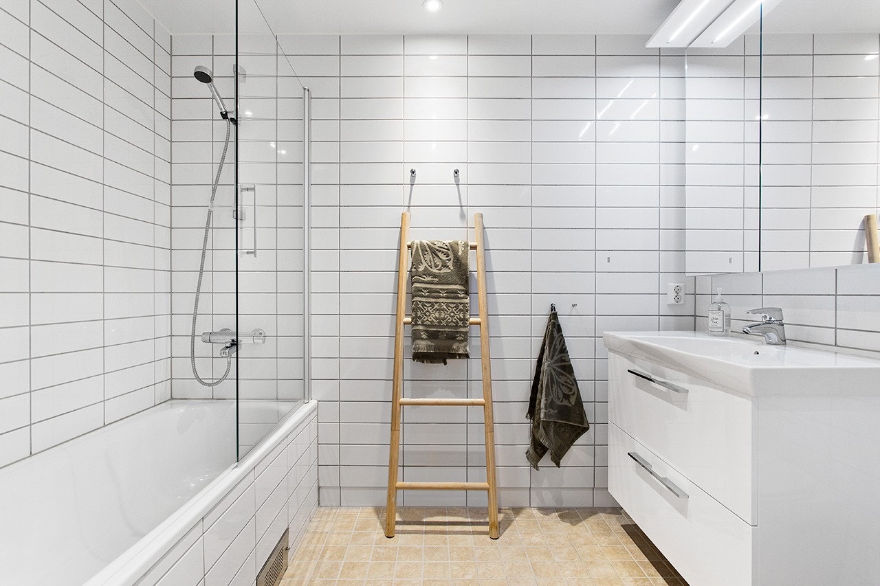 Boligen har 2 bad. Et i første etasje og et i tredje etasje med badekar. Begge badene har flislagte overflater og systemhimling. Badene er innredet med dusj, vegghengt toalett og servant. Galleribilde