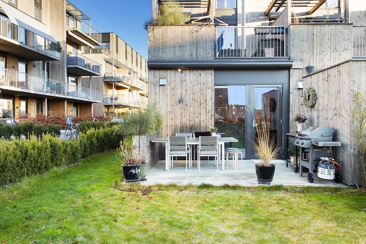 Uteplassen mot vest, blir sommerstid, en forlengelse av kjøkkenet. Galleribilde