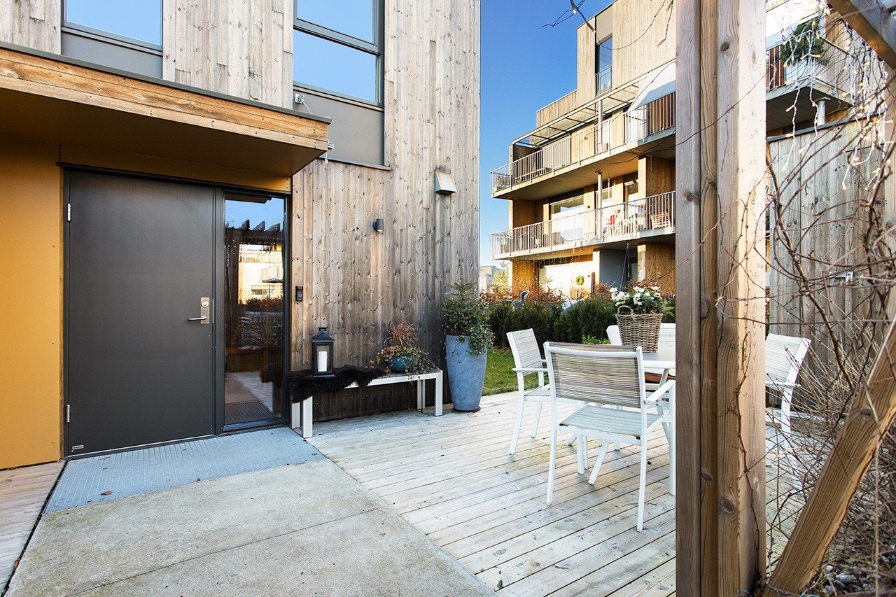 Uteplassen ved inngangspartiet gir eiendommen et personlig og privat preg. Galleribilde