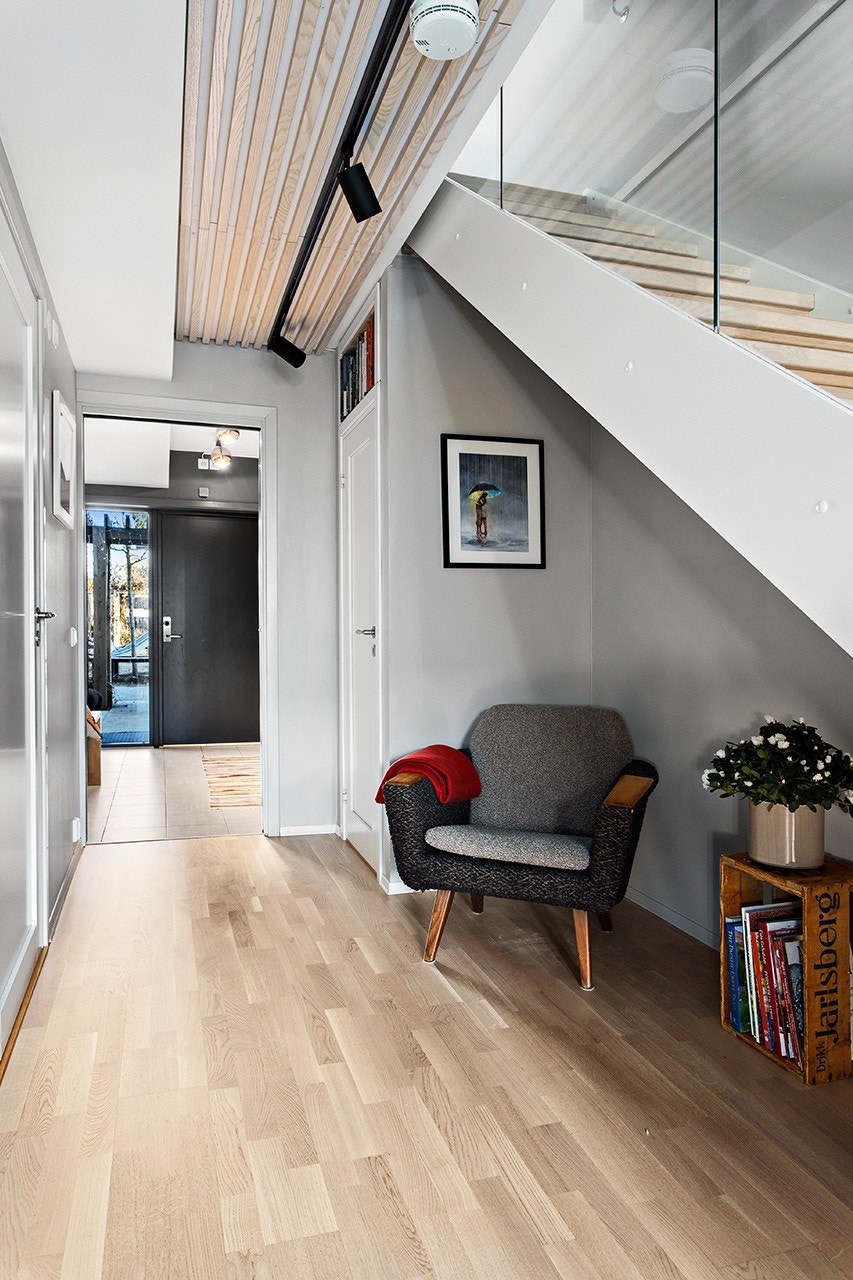 Under trappen er det plass til en kosestol. Galleribilde
