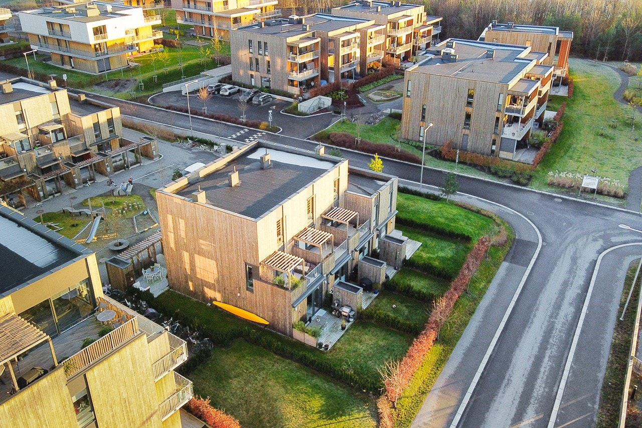 Oversiktsbilde hvor man ser hagen foran og på siden. Lekeplassen er i bakkant. Galleribilde