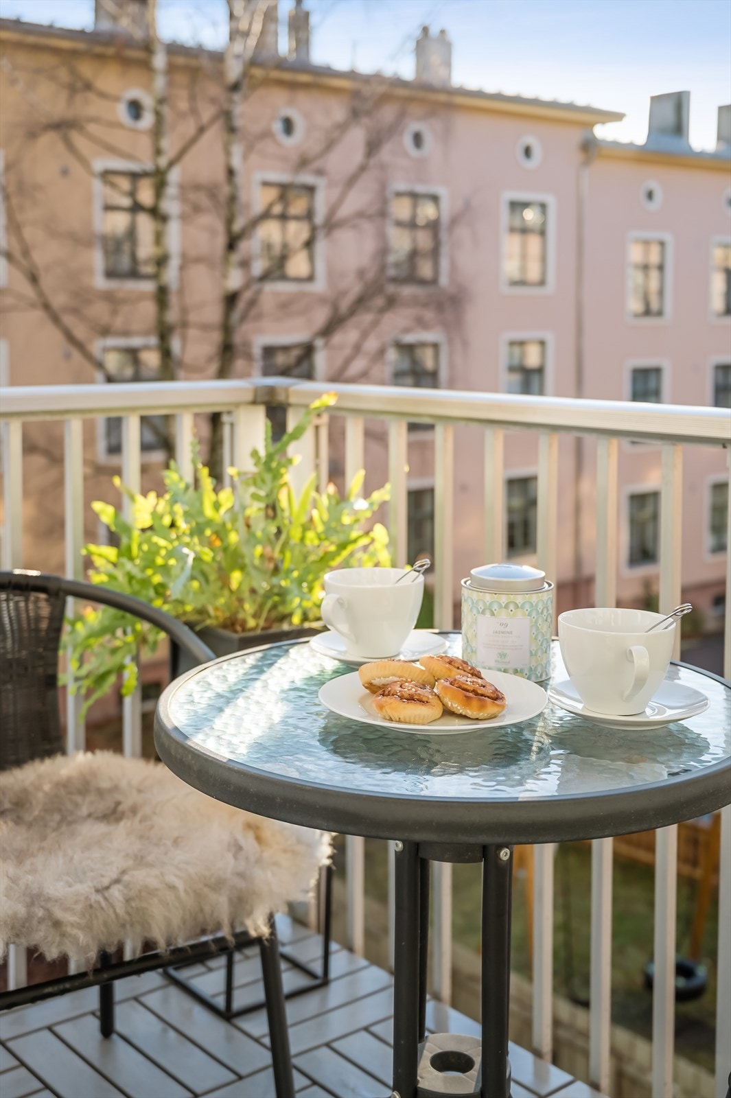 Beliggenheten er sentral, rett ved dagligvare, busstopp og T-banestasjon. Galleribilde