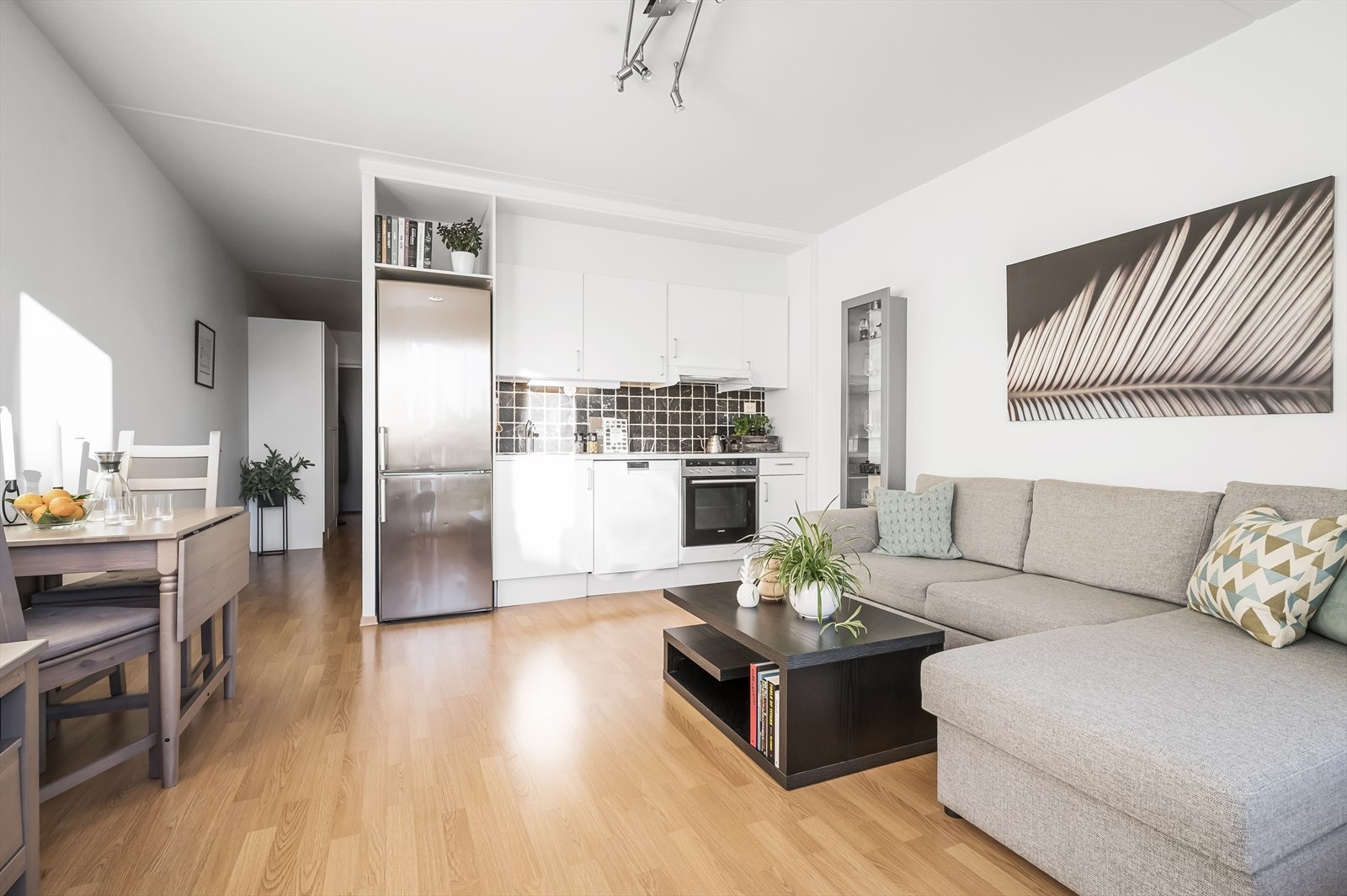 Stuen er smakfullt innredet med laminatgulv og hvitmalte veggflater. Galleribilde