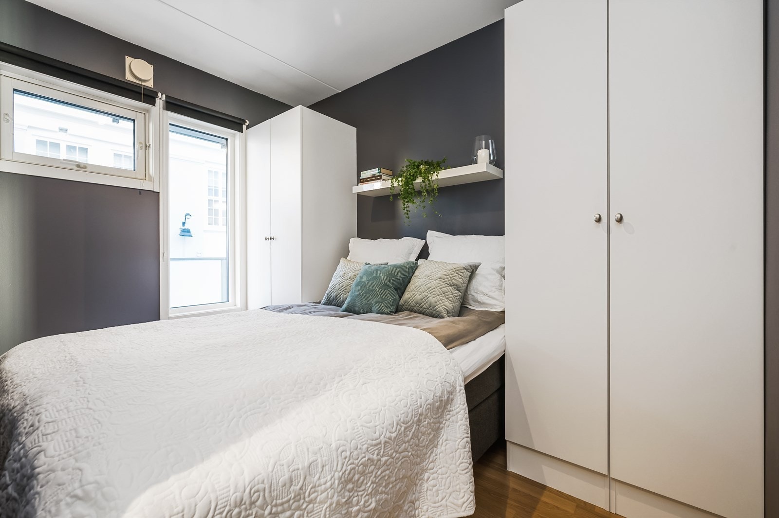 På soverommet er det to garderobeskap, som er praktisk plassert på hver sin side av den avsatte plassen for dobbeltseng. Galleribilde