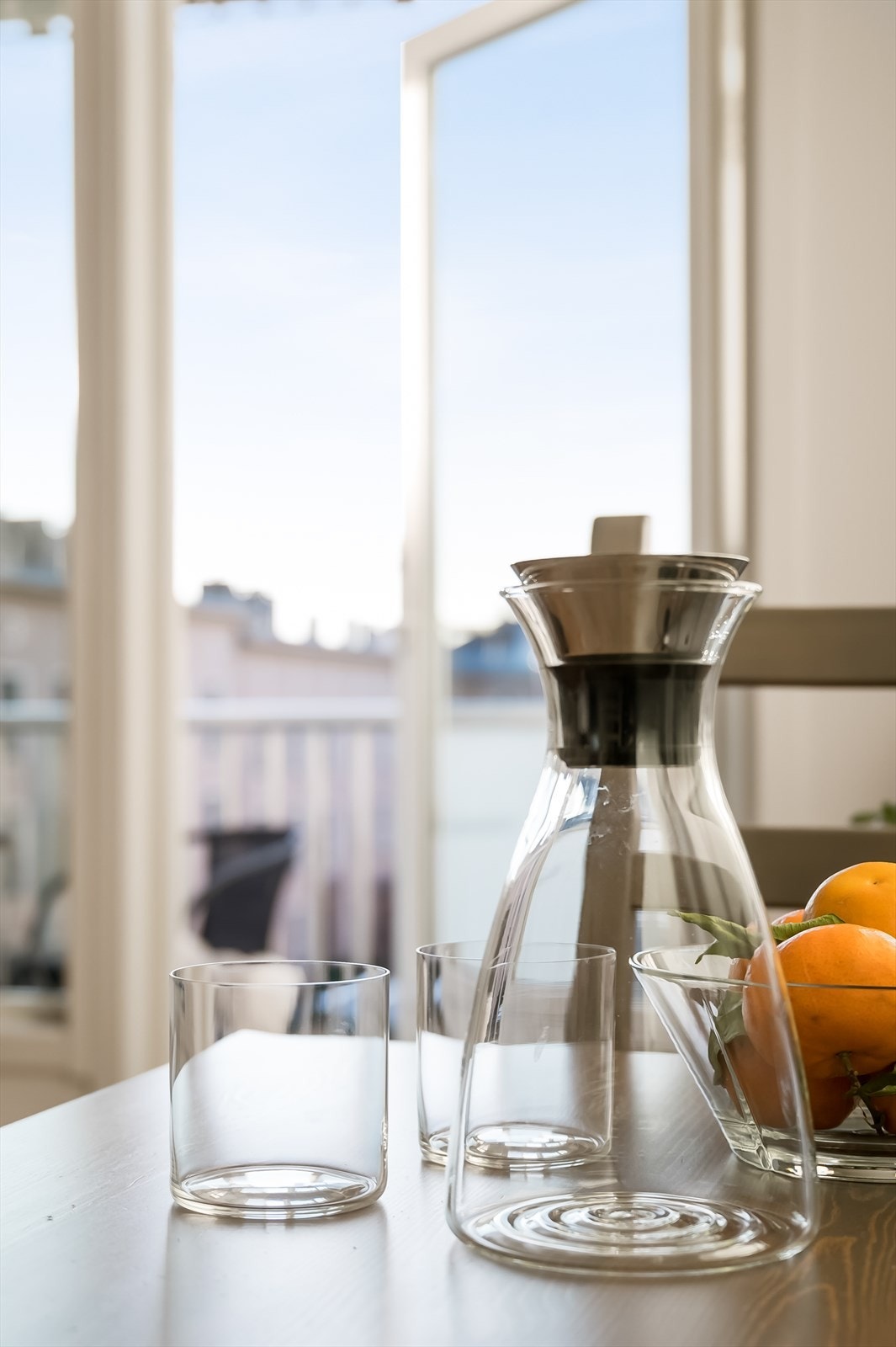 En glassdør fører ut til balkongen, som er en herlig romforlengelse i sommerhalvåret. Galleribilde