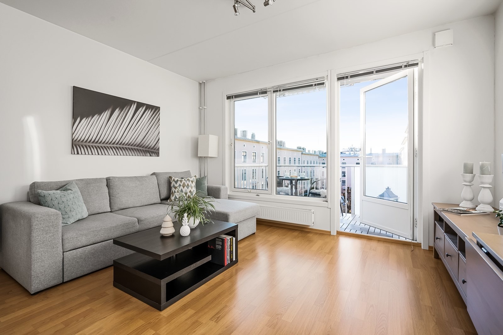 En stor vindusflate slipper inn godt med dagslys til stuen. Galleribilde