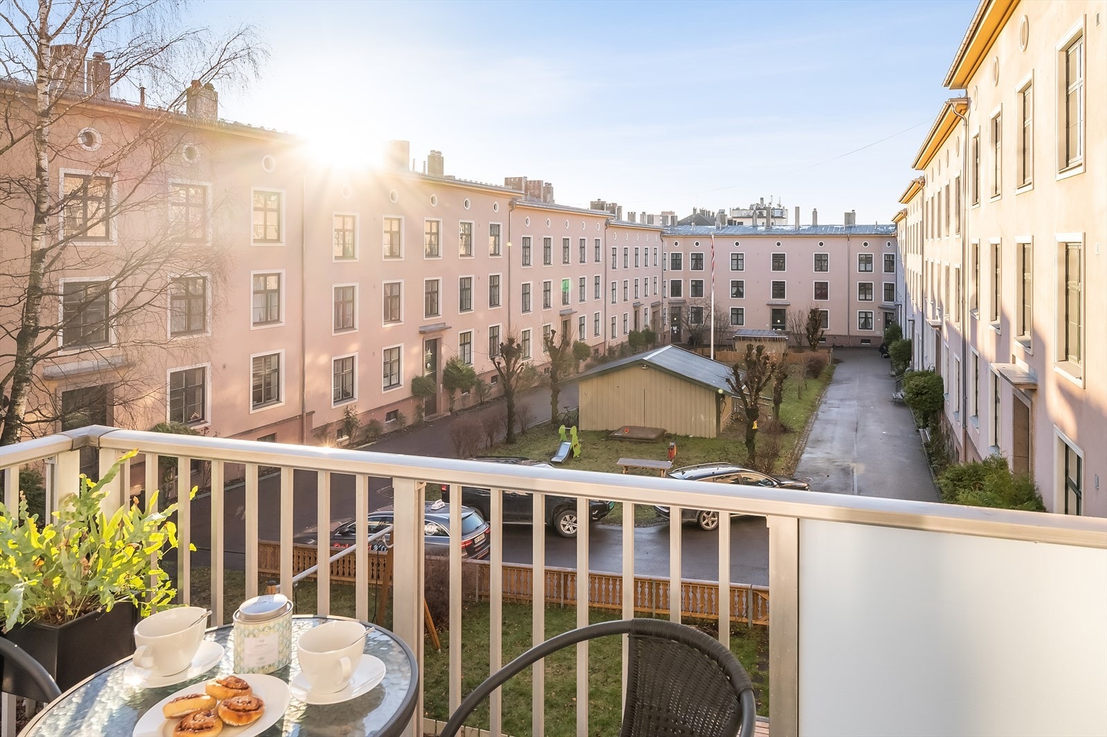 På balkongen er det fin utsikt over en flott, klassisk bakgård. Galleribilde