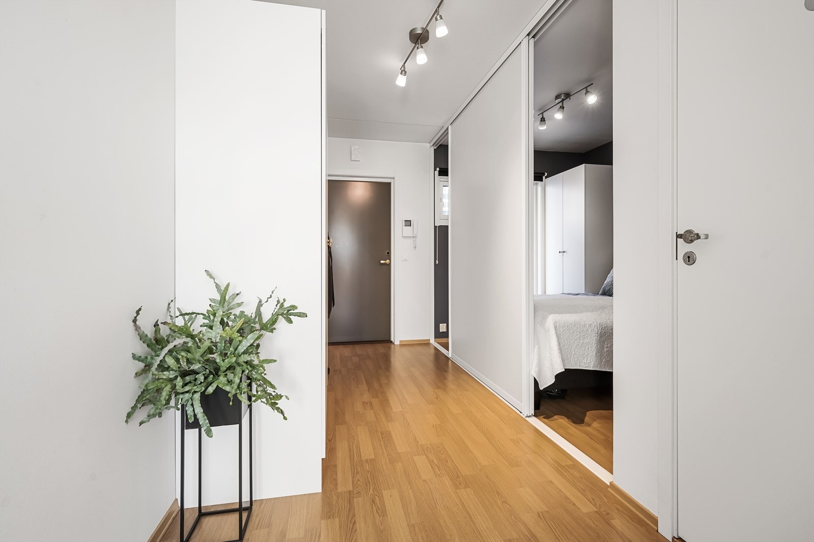 Leiligheten ligger i tredje etasje og har adkomst via felles oppgang med heis. Galleribilde