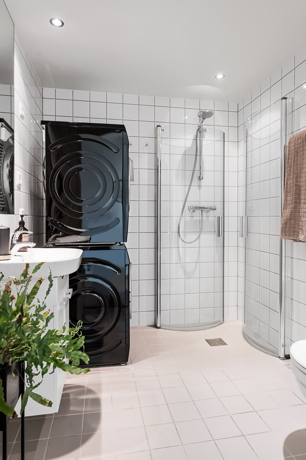 Badet er delikat innredet med lyse vegg- og gulvfliser. Galleribilde