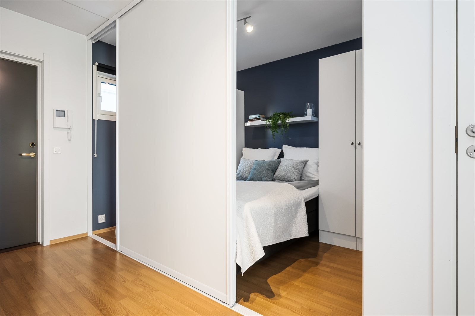 Ved inngangsdøren er det montert en dørtelefon med monitor. Galleribilde