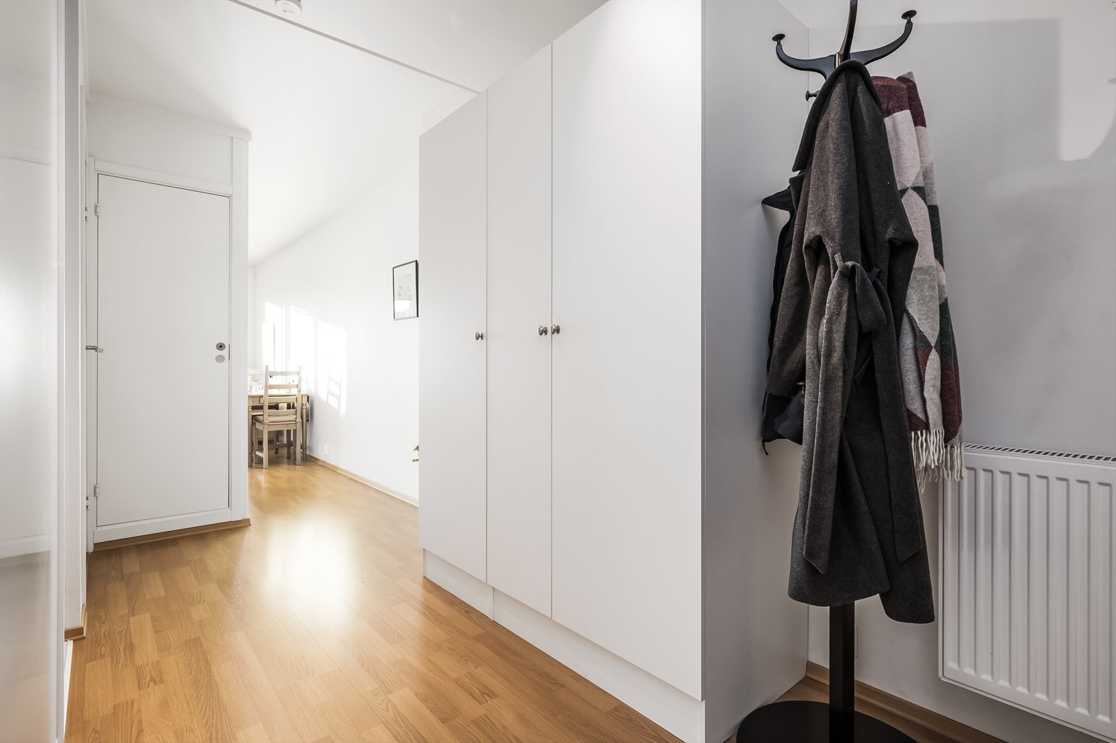Entreen er innredet med et stort garderobeskap. Galleribilde