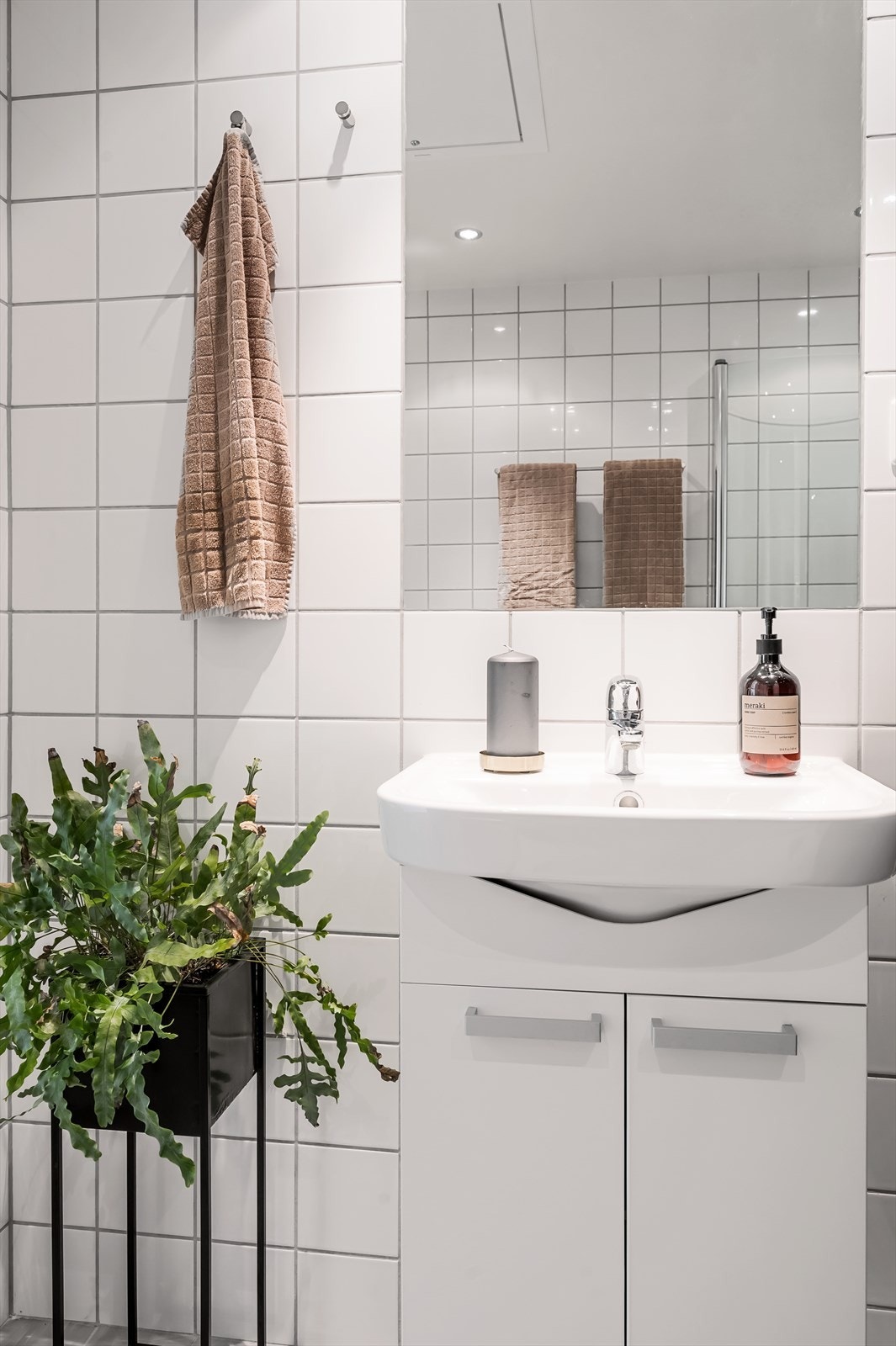 Badet er utstyrt med gulvvarme, downlights og opplegg for vaskemaskin. Galleribilde