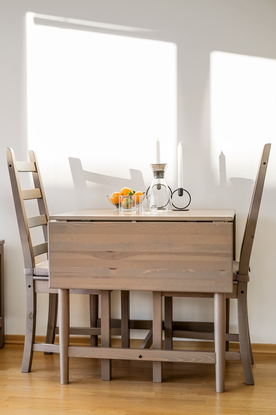 Stuen innbyr til hyggelige kvelder, og det er plass til et lite spisebord. Galleribilde