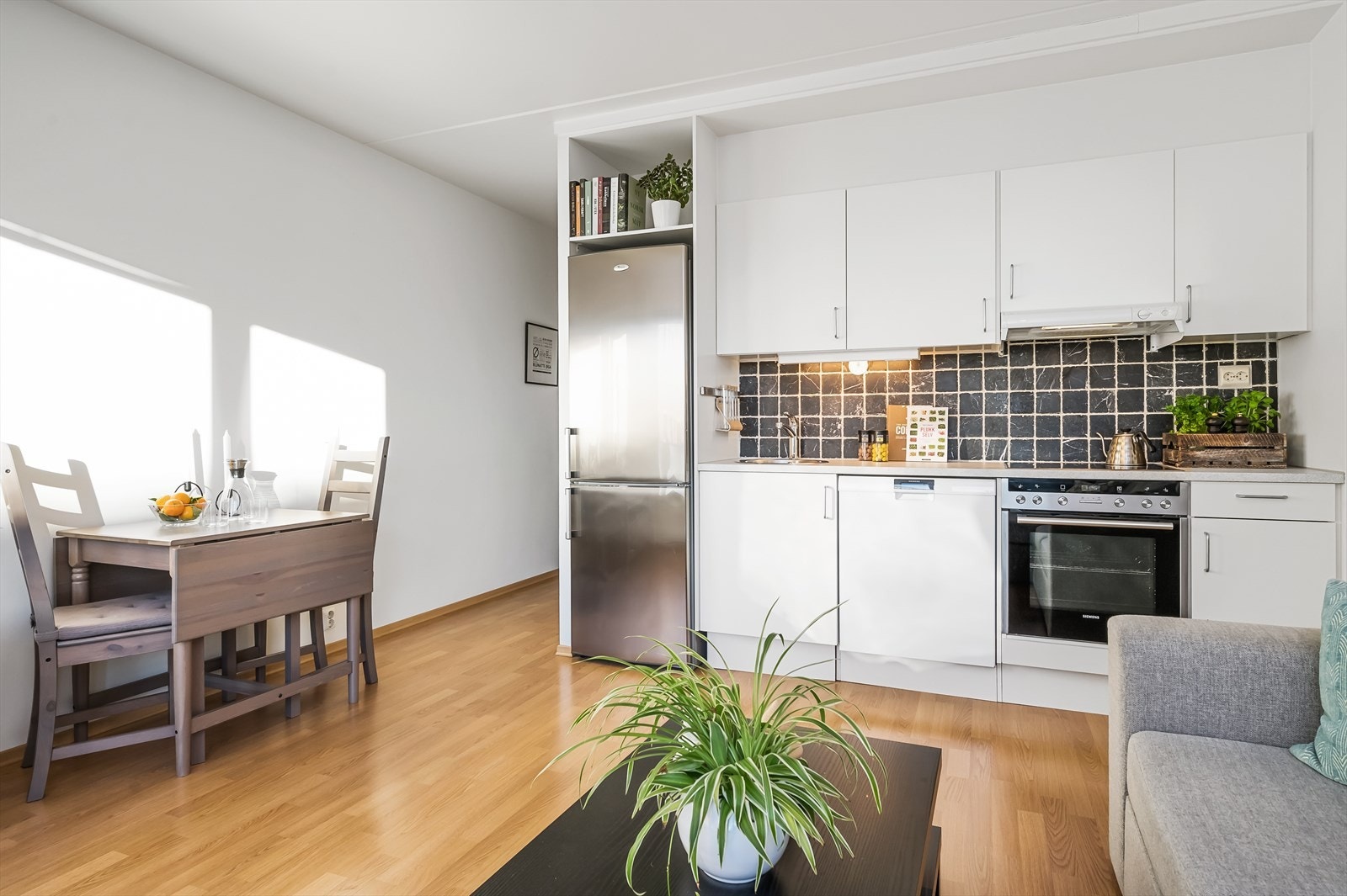 På kjøkkenet er det dels integrerte hvitevarer og opplegg for oppvaskmaskin. Galleribilde