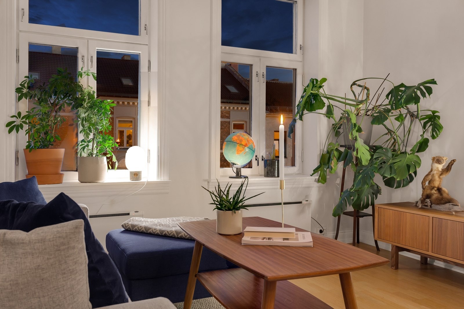 Klassiske detaljer pryder interiøret, med stukkatur, takrosett og dype vinduskarmer. Galleribilde