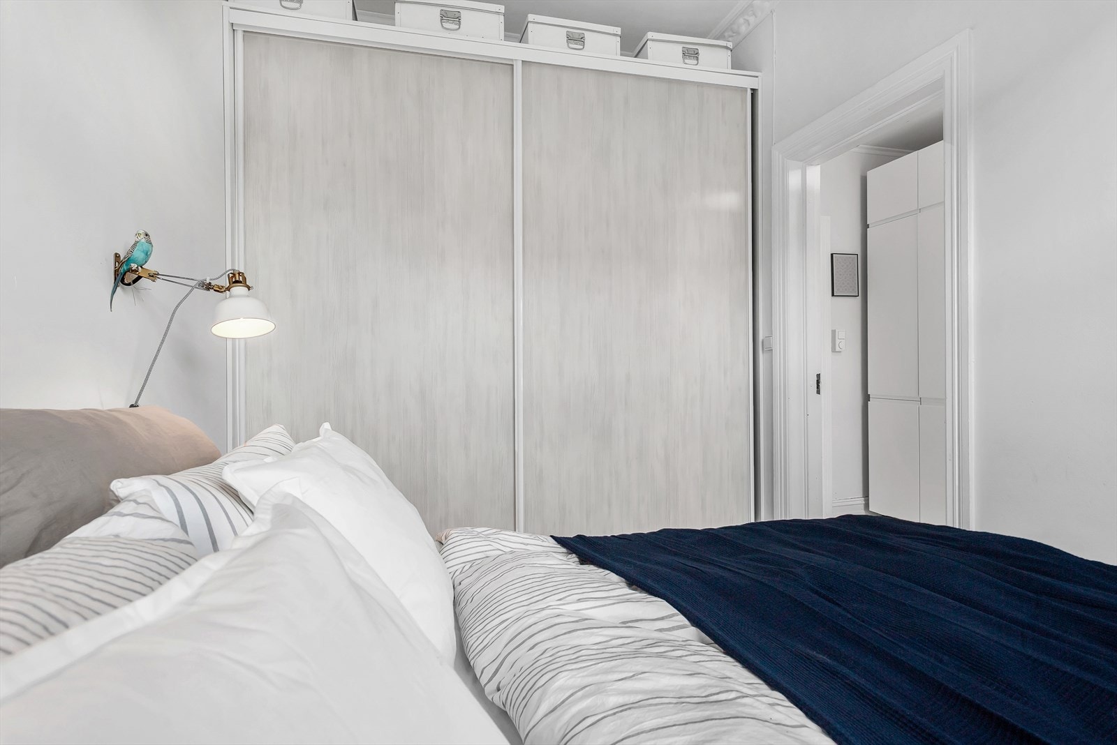 Her er det plass til dobbeltseng og nattbord i tillegg til medfølgende skyvedørsgarderobe. Galleribilde