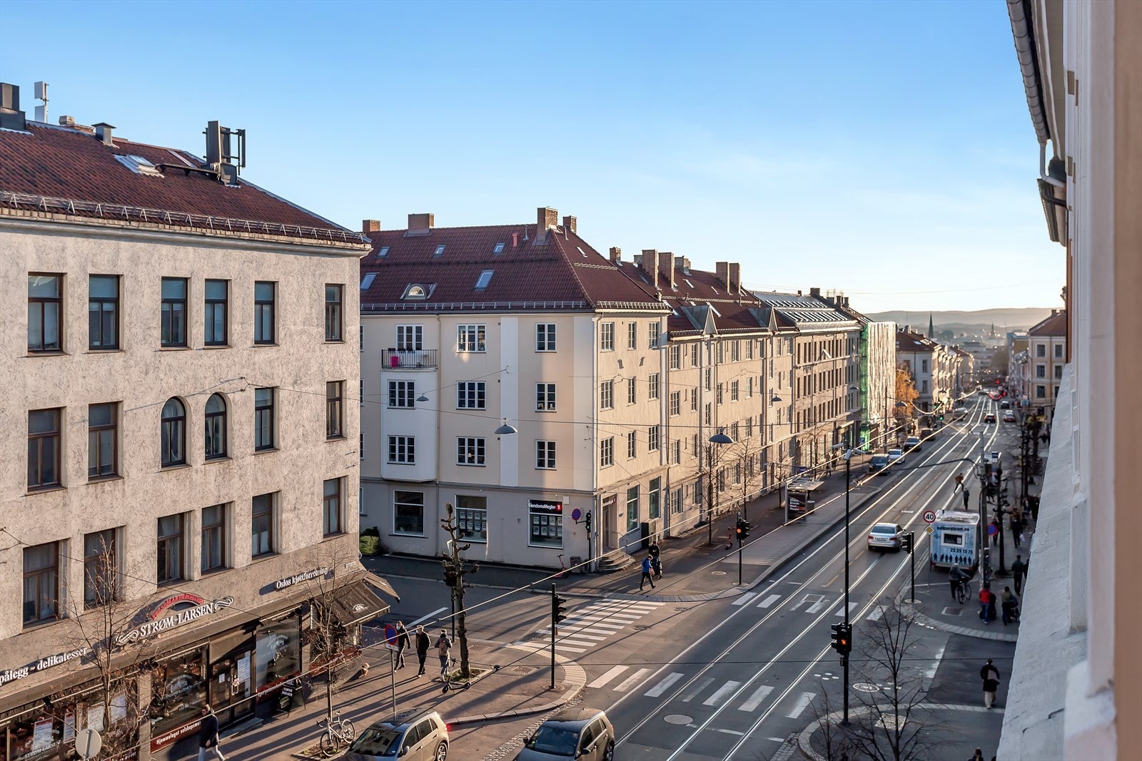 Torshov er et levende strøk velegnet for den som tiltrekkes av Oslos pulserende byliv, og samtidig behøver nærhet til gode rekreasjonsmuligheter. Her sett fra leilighetens stuevindu. Galleribilde