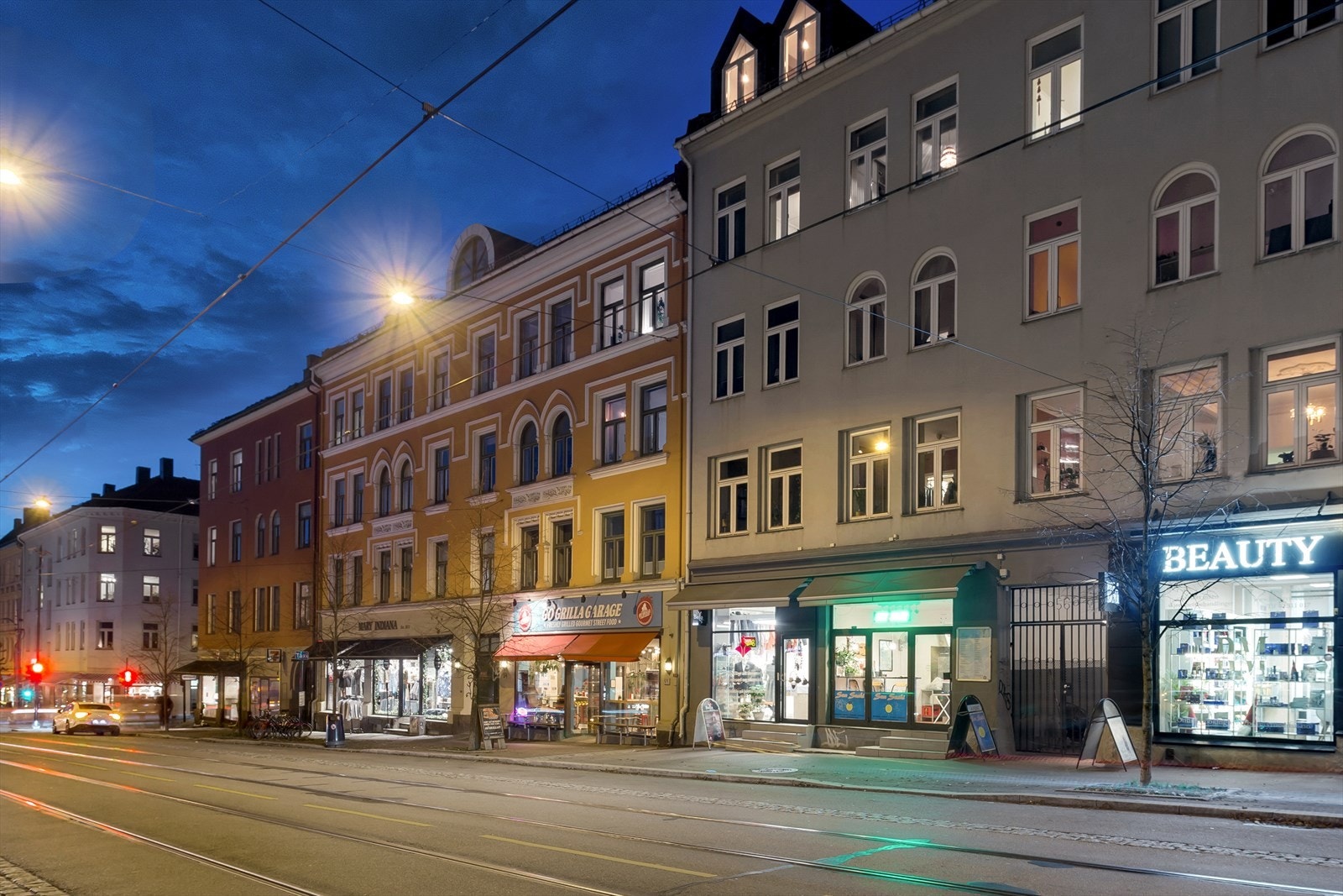 Gaten er full av butikker og cafeer. Galleribilde