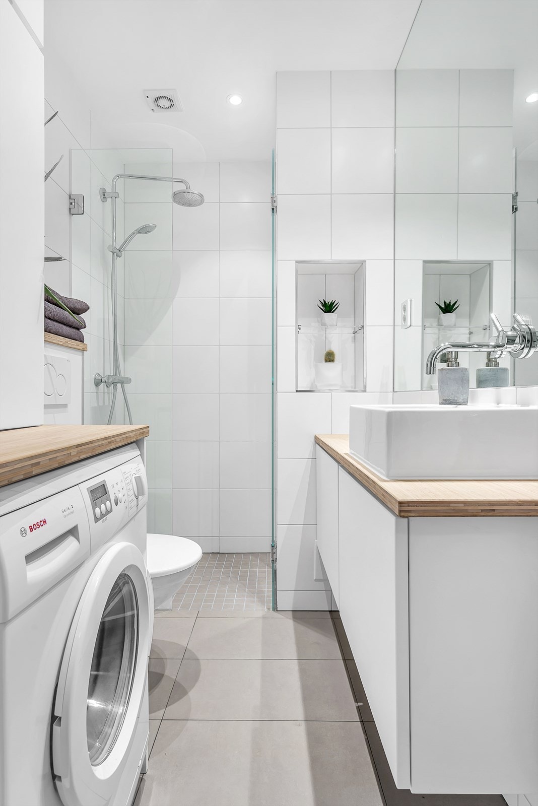 Det er også opplegg og plass til vaskemaskin under praktisk benk og overskap. Galleribilde