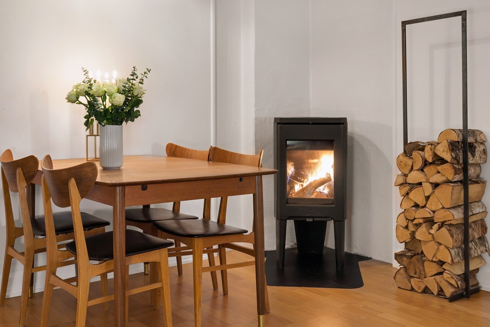 Den effektive vedovnen sørger for varme og kos de kjølige dagene. Galleribilde