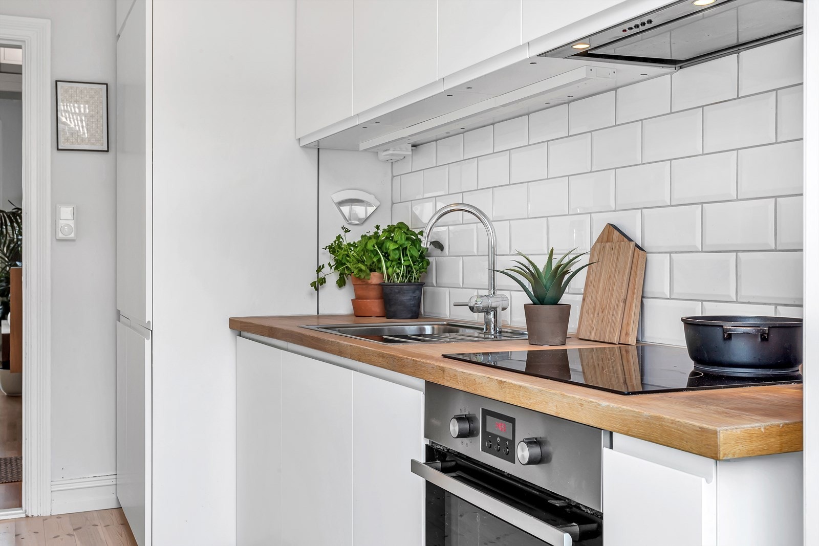 I innredningen er det integrerte hvitevarer som komfyr, platetopp, oppvaskmaskin og kjøle-/fryseskap. Subway-fliser pryder bakveggen under overskapene. Galleribilde