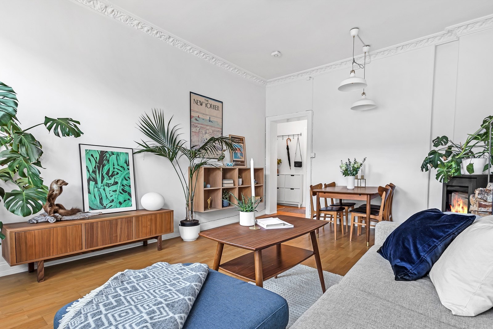 I stuen er det plass til både sofagruppe og spisebord. Galleribilde