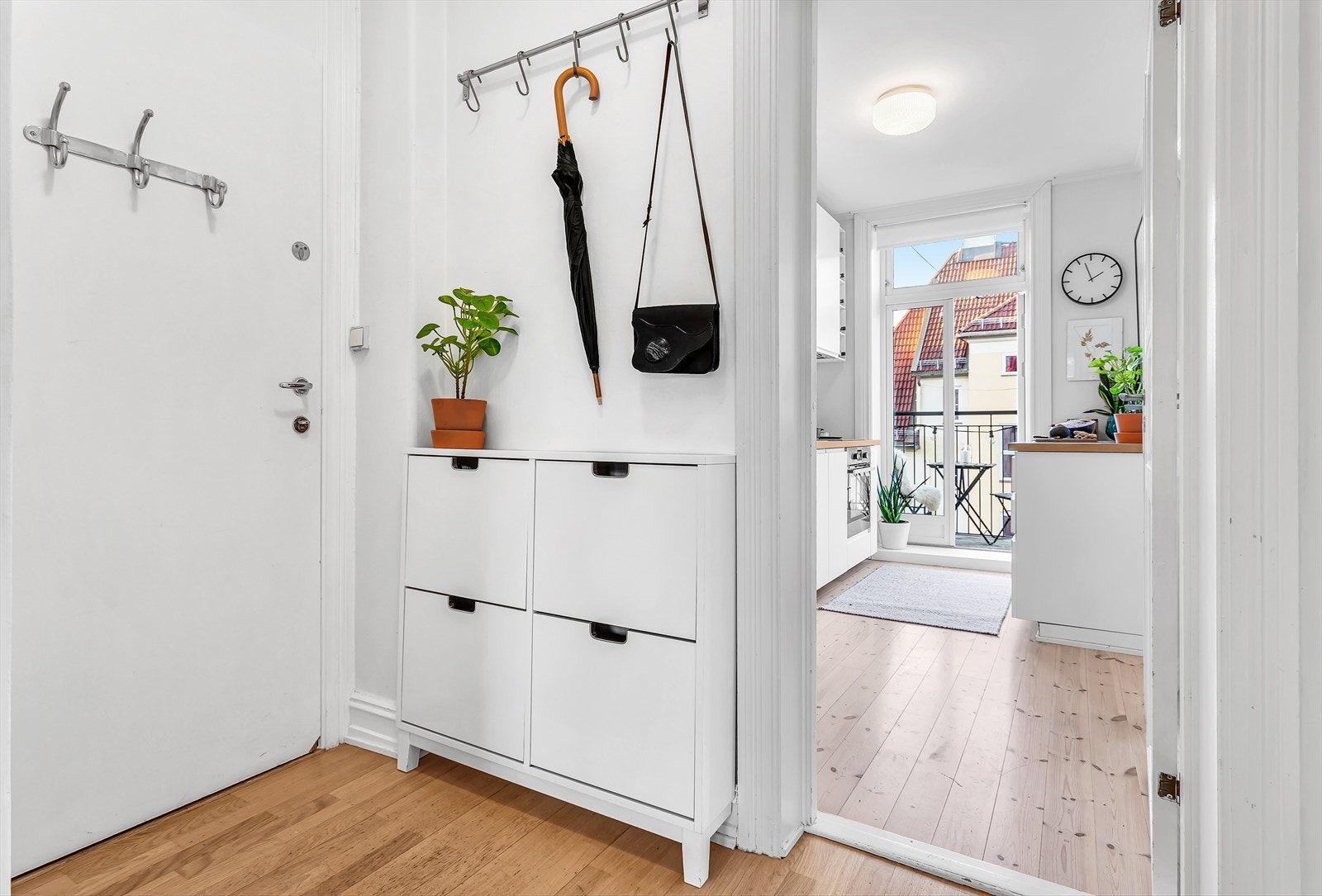 Lys og innbydende entré med plass til skoskap og oppheng. Galleribilde