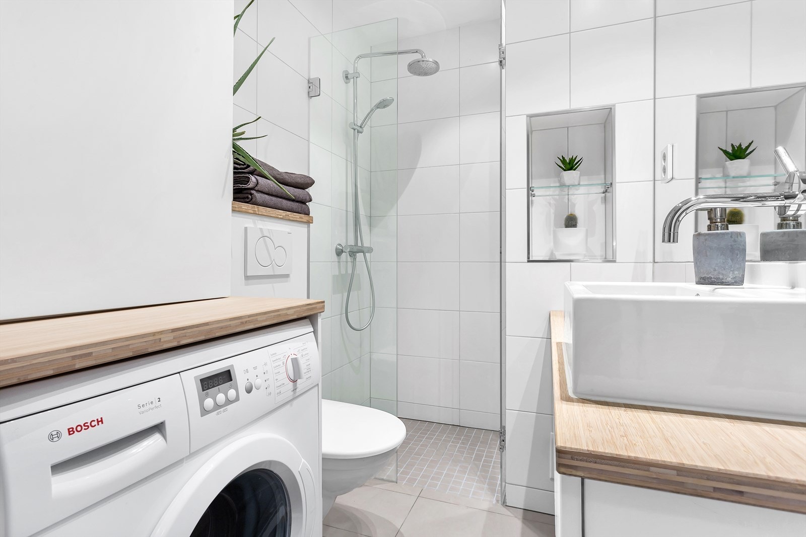 Badet ble delikat oppusset i 2016, med nystøpt gulv, nye vegger, rør, membran, overflater og inventar. Galleribilde