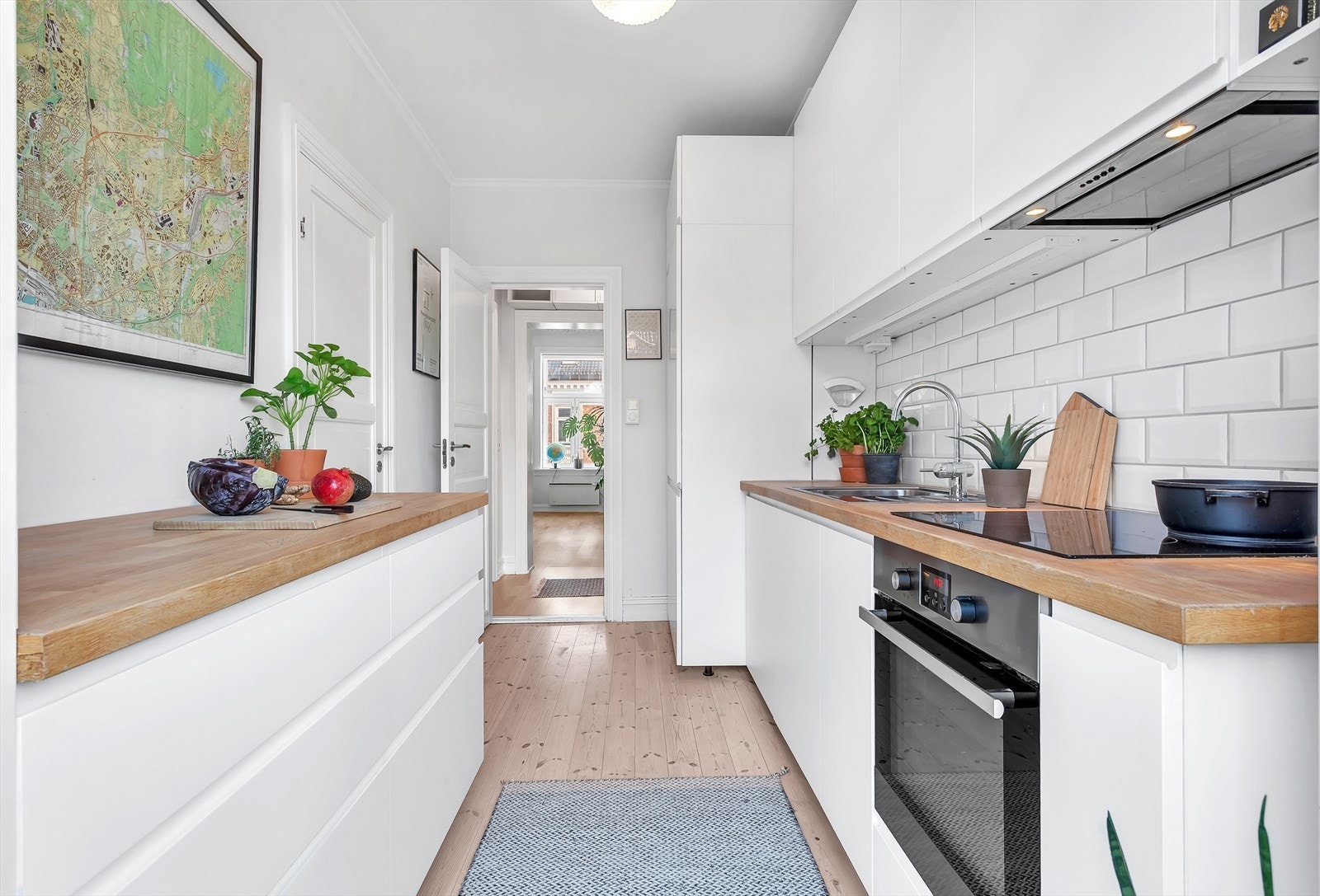 Leiligheten er oppgradert med blant annet nytt bad i 2016 og kjøkkeninnredning fra 2015. Galleribilde