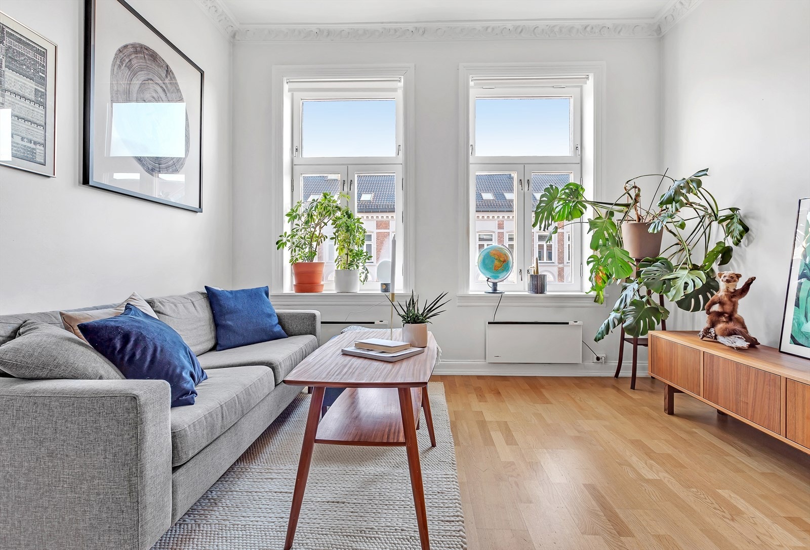 Stuen oppleves som lys og luftig med store vinduer og himlingshøyde på hele 2.95 m. Galleribilde