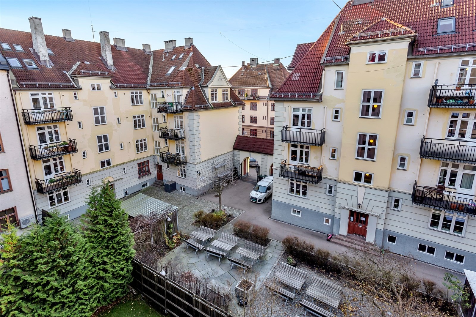 Utsikt fra balkongen til bygårdens hyggelig gårdsrom. Galleribilde